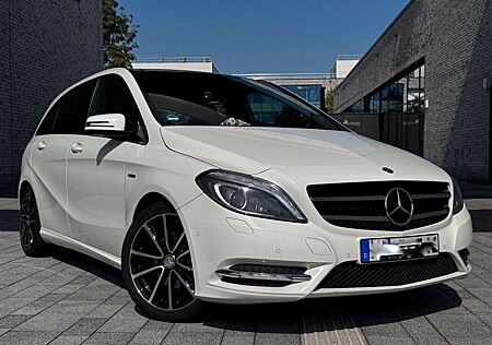 Mercedes-Benz B 200 EDITION 1*SportPaket*NAVI*Bi-XENON*KAMERA*SHZ*