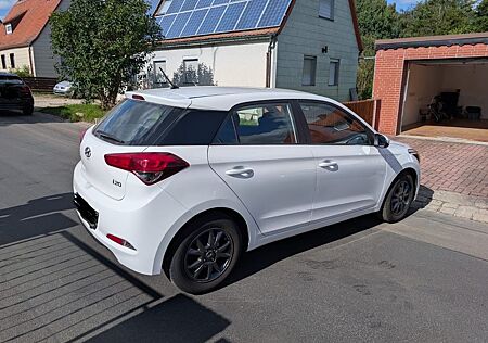 Hyundai i20 1.2 62kW 06/2018 TÜV 05/2027 8-Fach Bereift