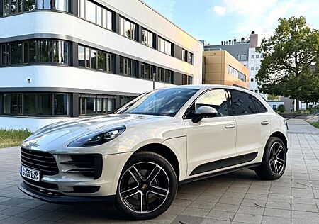 Porsche Macan - -