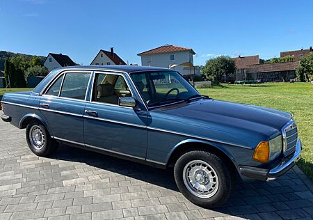 Mercedes-Benz 230 W123 Limosine 230E