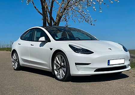 Tesla Model 3 Allradantrieb mit Dualmotor Performa...