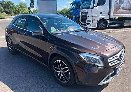 Mercedes-Benz GLA 250 4MATIC DCT -