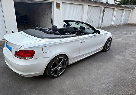 BMW 120i Cabrio (E88) | *neu TÜV* / M Paket
