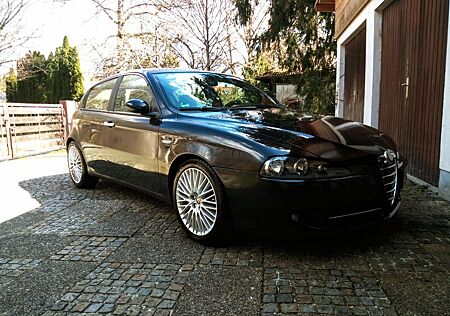 Alfa Romeo 147 gebraucht kaufen Alfa Romeo 147 ,TÜV 04/27,Zahnriemen,Bremsen,Inspektion neu