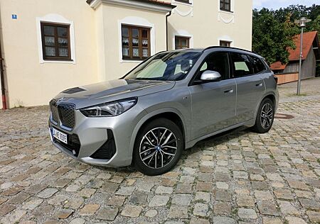 BMW iX1 xDrive30 - M-Paket, AHK, Komfortzugang