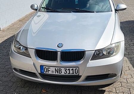 BMW 318i - E90