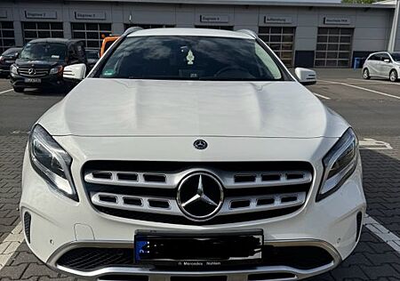Mercedes-Benz GLA 180 | EZ 2019 | Parkpilot