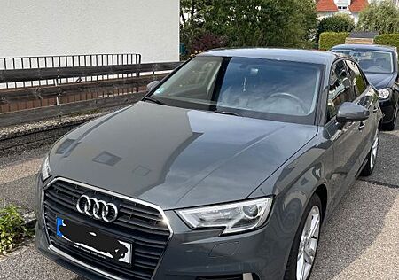 Audi A3 35 TFSI Grau 2018 Top gepflegt
