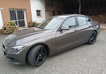 BMW 320i Luxury Line Luxury Line