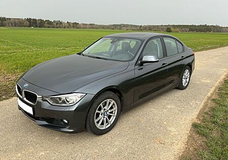 BMW 320i - Limousine / Automatik / Navigation