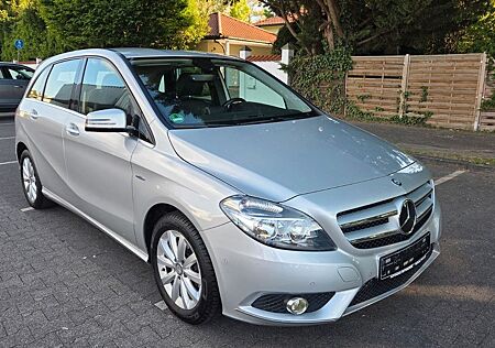 Mercedes-Benz B 180 -AUTOM*ERST-17.000KM!LEDER+KLIMA+PDC+TEMPOM