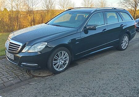 Mercedes-Benz E 250 Bildschirme hinten: T AVANTGARDE