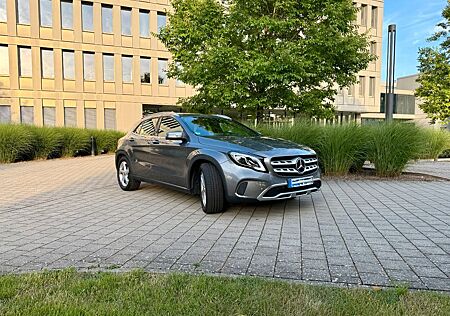 Mercedes-Benz GLA 180 DCT - AHK/LED/ SCHECKHEFT
