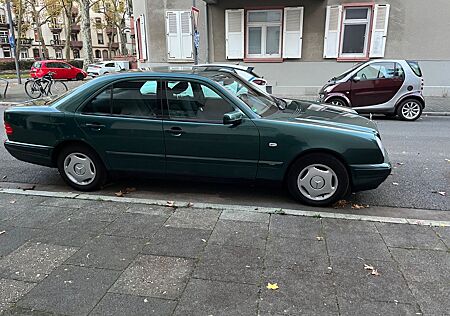 Mercedes-Benz E 240 CLASSIC Classic Aut. Klima Met. Topzustand
