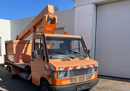 Mercedes-Benz 400 408D ( HEBEBÜHNE ) 12,5 M; mit Servolenkung.