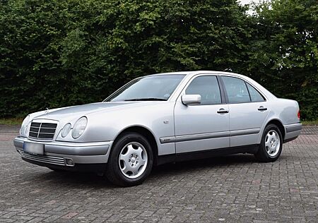 Mercedes-Benz E 240 V6 W210 ELEGANCE Silber/Dunkelblau