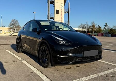 Tesla Model Y Performance mit Ambientebeleuchtung