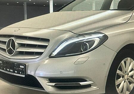 Mercedes-Benz B 180 *Automatik 7G-DCT*Navigationssystem*Bi-Xeno