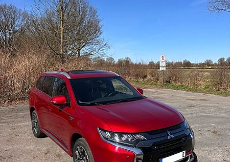 Mitsubishi Outlander 2.4 MIVEC PLUG-IN HYBRID 4WD Top Top