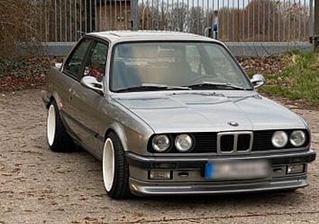 BMW 320 E30 Coupe 23 i mit neuem TÜV und H Kennzeichen