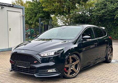 Ford Focus Lim. ST XENON NAVI BULLX LEDER