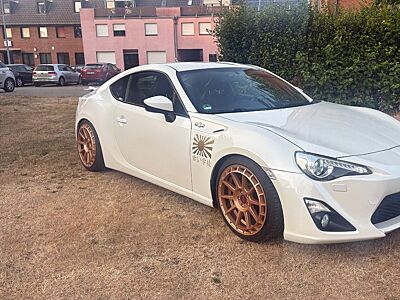 Toyota GT86 2,0-Motor neu 10km ! Navi touch Leder top !