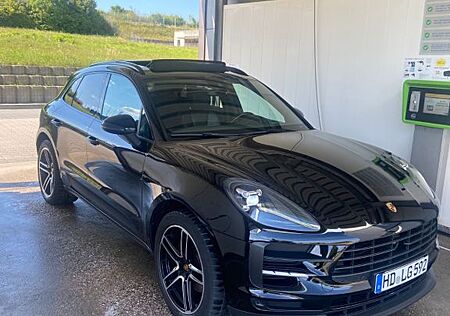 Porsche Macan - -