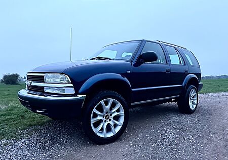 Chevrolet Blazer dark blue 4x4