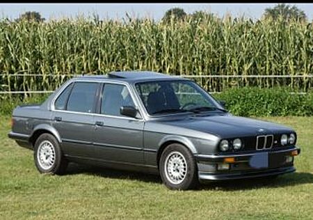 BMW 320i seltener Oldtimer (E30) mit M-Details.