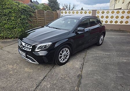 Mercedes-Benz GLA 180 DCT -