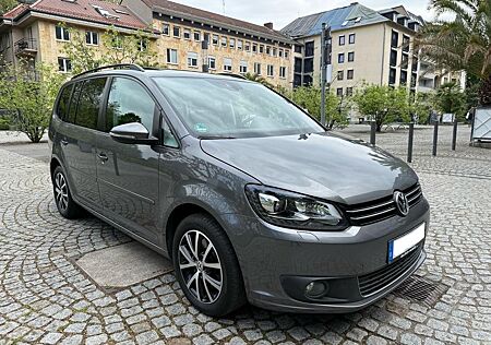 VW Touran Volkswagen 2.0 TDI 1. Hand. Panorama. Bi-Xenon. Navi