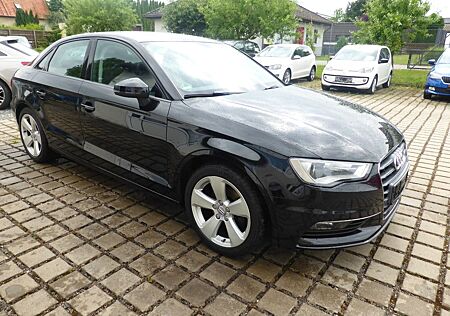 Audi A3 Lim.Xenon LED Navi Sportsitze S-line Pake PDC