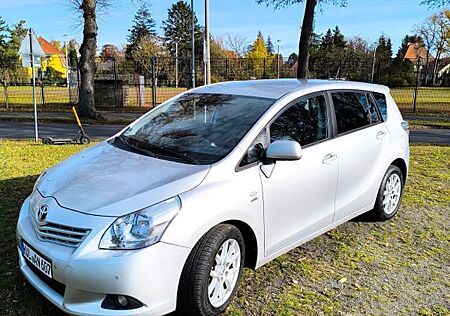Toyota Verso 2.2l D-CAT Executive 7 Sitzer TÜV 03/27