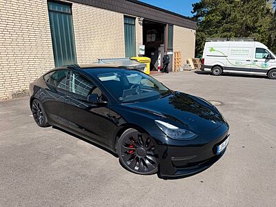 Tesla Model 3 Performance mit Dualmotor Performa...