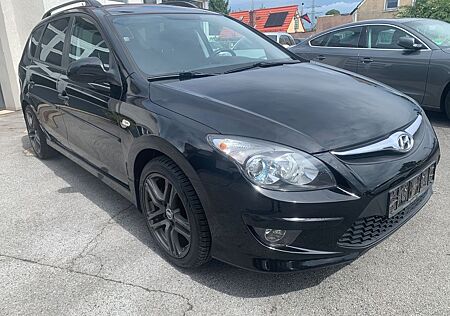 Hyundai i30 CW 1.6 CRDi Classic 1.Hand ! Navi-Kamera !