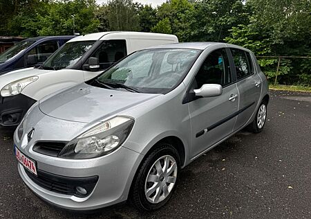 Renault Clio *Tüv Neu*64TKM