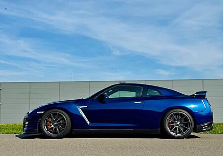 Nissan GT-R Black Edition_MY16_1. Hand_scheckheftgepfl.