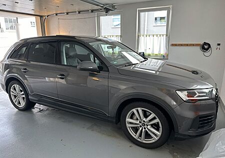 Audi Q7 55 TFSI quattro 7-Sitzer Black PANO AHK LUFT