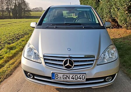 Mercedes-Benz A 180 Elegance BE, von Rentner kaum gefahren