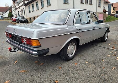 Mercedes-Benz 230 W123 LIMOUSINE H ZULASSUNG ROSTFREI WENIG KI