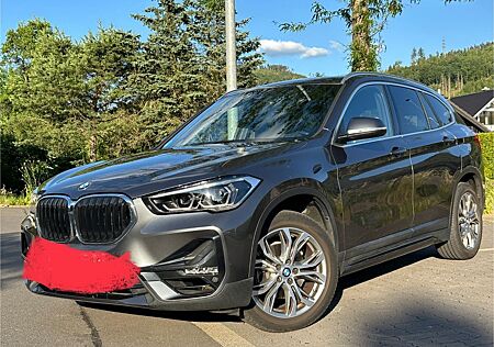 BMW X1 sDrive18i Sport Line Grau - Top Ausstattung