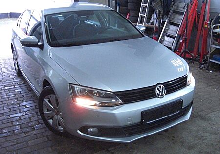 VW Jetta Volkswagen VI 1,2 TSI BMT - NAVI!!! 8-fach bereift!!!