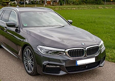 BMW 530d xDrive Touring A - M-Sport Leder Pano AHK