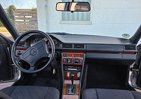 Mercedes-Benz 220
