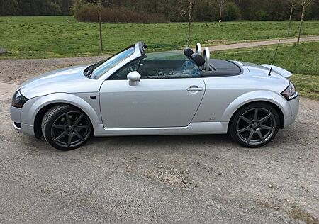 Audi TT Roadster 1.8T 132 kW - SLine