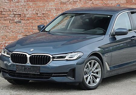 BMW 530e xDrive/LASER/EXCLUSIVE/MEMORY/HEAD-UP/18Z/