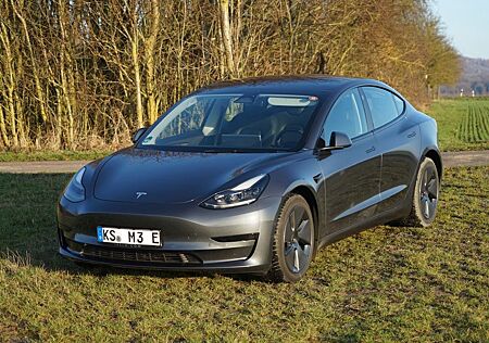 Tesla Model 3 Hinterradantrieb RWD Grau AHK