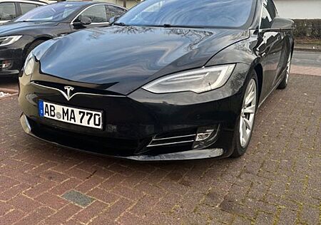 Tesla Model S 90D -