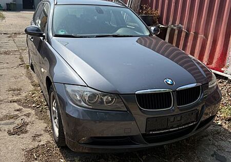 BMW 320i touring - Xenon PDC LM Sitzh. AZV schwenkba