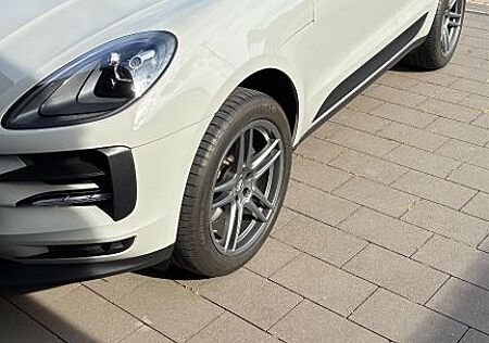 Porsche Macan , 2.Wagen, Sonderfarbe: Kreide.